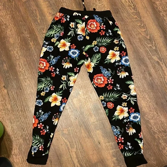 Floral pants - Picture 3 of 3
